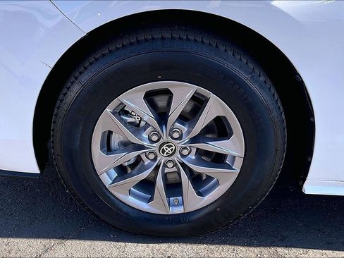 Used 2024 Toyota Sienna LE image 19