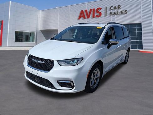 Used 2023 Chrysler Pacifica Limited image 1