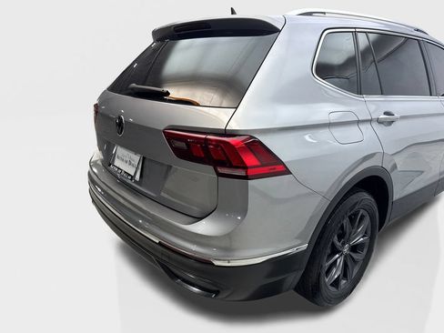 Used 2023 Volkswagen Tiguan SE w/ Panoramic Sunroof Package FWD image 18