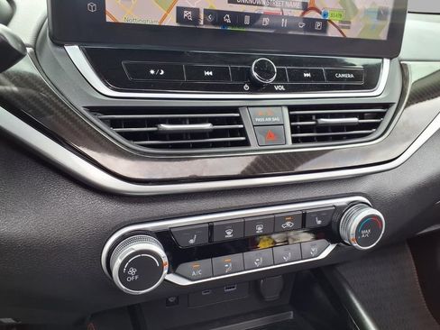 Used 2024 Nissan Altima 2.5 SR w/ SR Premium Package FWD image 9
