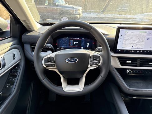 Used 2025 Ford Explorer Active image 12