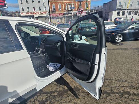 Used 2022 Ford Edge SE w/ Cargo Accessory Package image 11