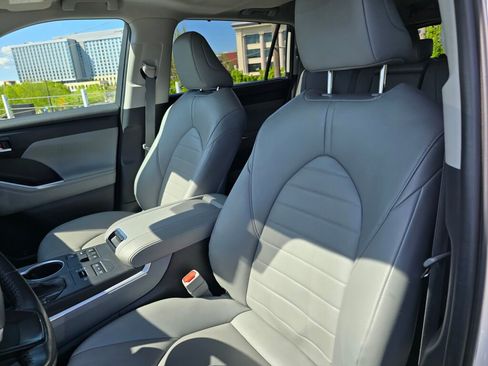Used 2023 Toyota Highlander XLE AWD/4WD image 23