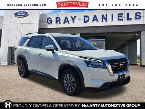 Used 2024 Nissan Pathfinder SV image 1