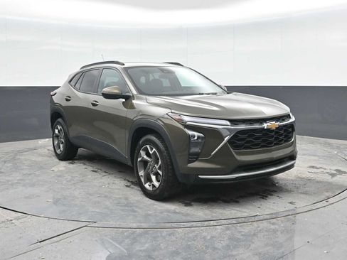 Used 2024 Chevrolet Trax LT w/ Sunroof Package FWD image 7