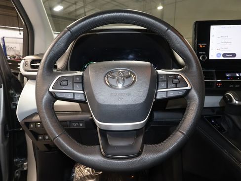 Used 2025 Toyota Sienna XLE image 10