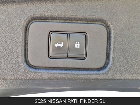 Used 2025 Nissan Pathfinder SL FWD image 25