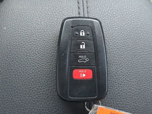 Used 2022 Toyota RAV4 XLE Premium image 27