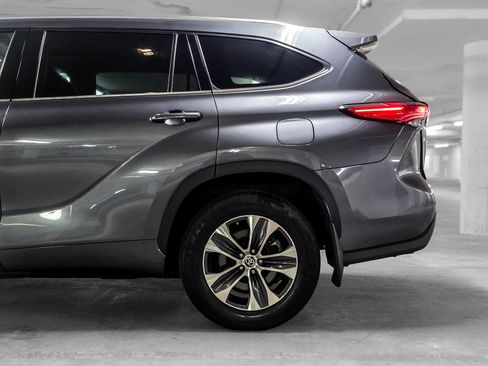 Used 2020 Toyota Highlander XLE AWD/4WD image 16