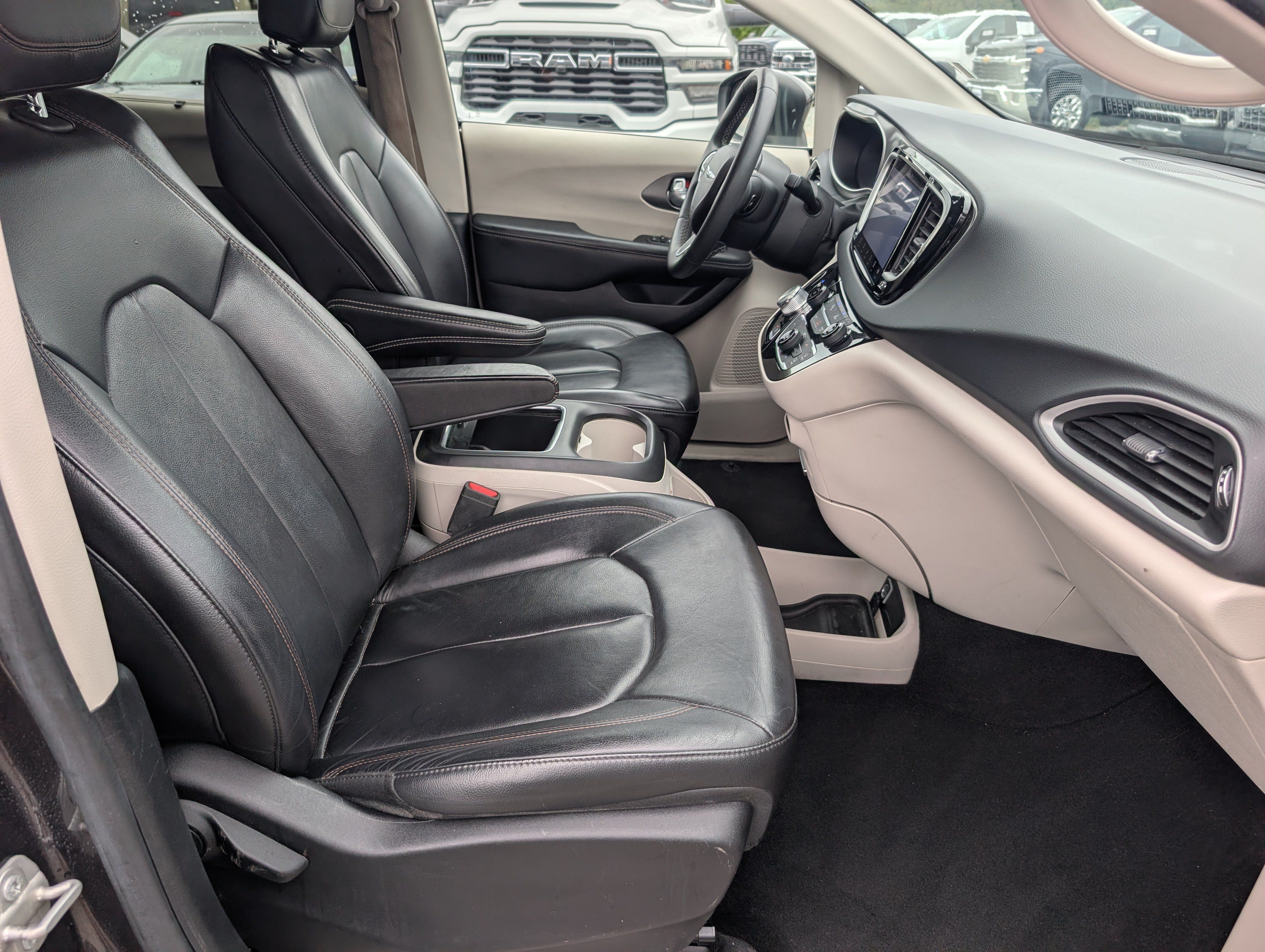 Used 2023 Chrysler Pacifica Touring-L FWD image 10
