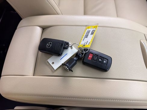 Used 2017 Toyota Highlander XLE image 37