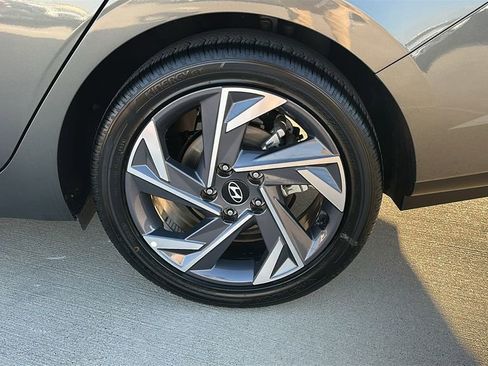 Certified 2025 Hyundai Elantra SEL image 18