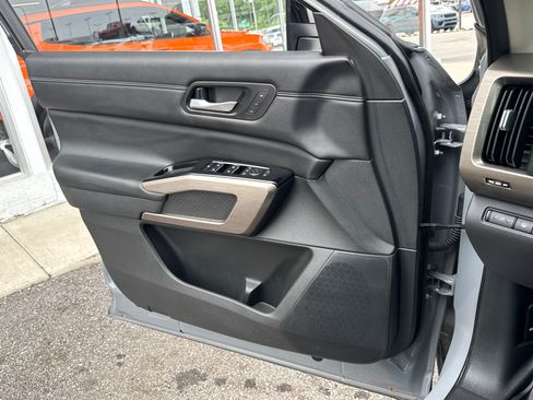 Used 2023 Nissan Pathfinder Platinum w/ Cargo Package AWD/4WD image 18