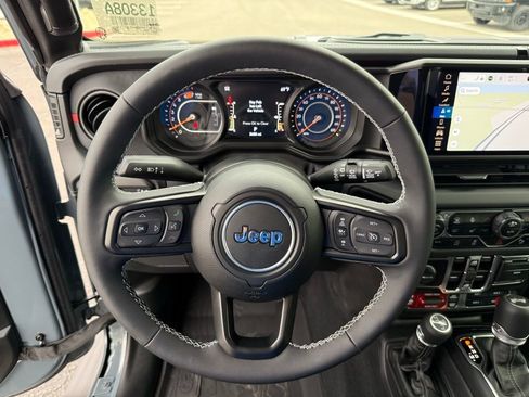 Used 2025 Jeep Wrangler Unlimited Rubicon image 24