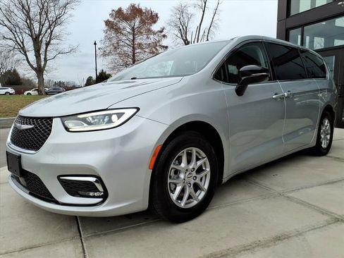 Used 2024 Chrysler Pacifica Touring-L image 3