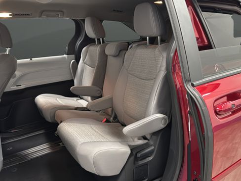Used 2025 Toyota Sienna LE AWD/4WD image 23