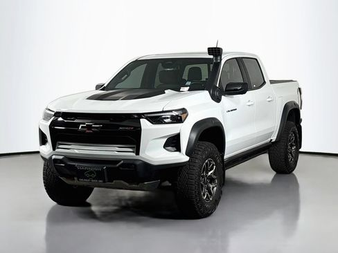 Certified 2025 Chevrolet Colorado ZR2 w/ Technology Package AWD/4WD image 3