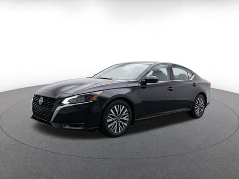 Used 2025 Nissan Altima 2.5 SV FWD image 3