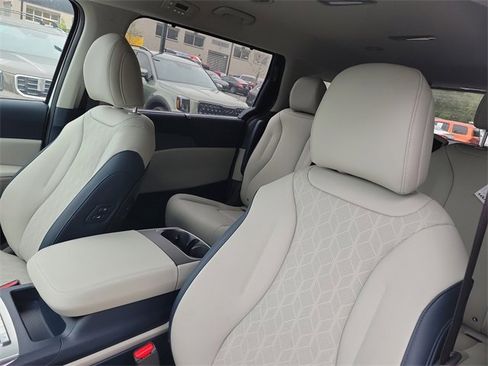 New 2026 Kia Carnival EX image 15
