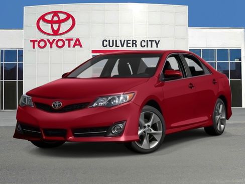 Used 2013 Toyota Camry SE FWD image 1