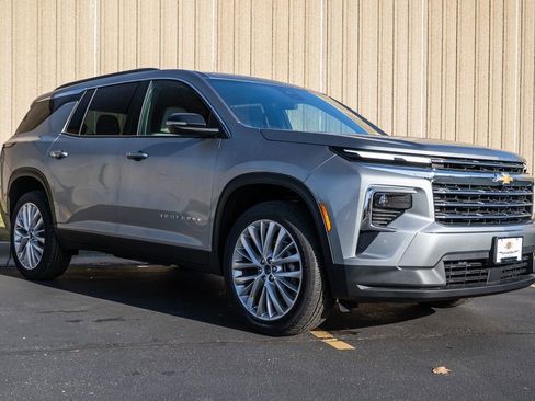 New 2026 Chevrolet Traverse LT image 2