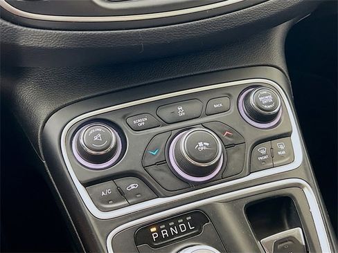 Used 2015 Chrysler 200 Limited image 17