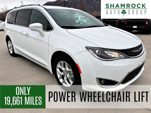Used 2020 Chrysler Pacifica Touring-L FWD image 1