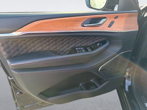 Used 2023 Jeep Grand Cherokee Summit image 24