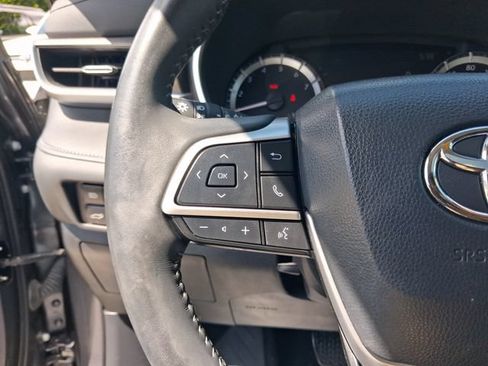 Used 2024 Toyota Highlander XLE FWD image 17