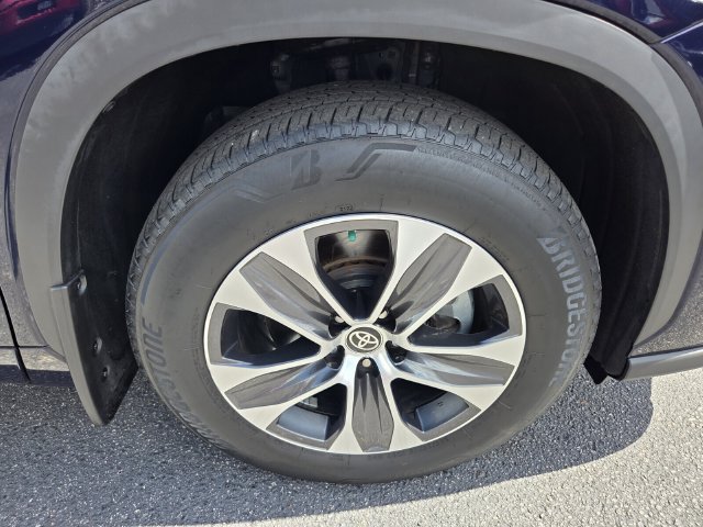Used 2022 Toyota Highlander XLE AWD/4WD image 8