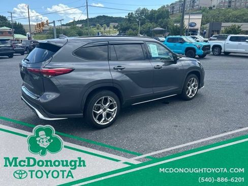 Used 2022 Toyota Highlander XSE AWD/4WD image 4