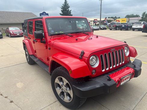 Used 2017 Jeep Wrangler Unlimited Sahara w/ Connectivity Group AWD/4WD image 7