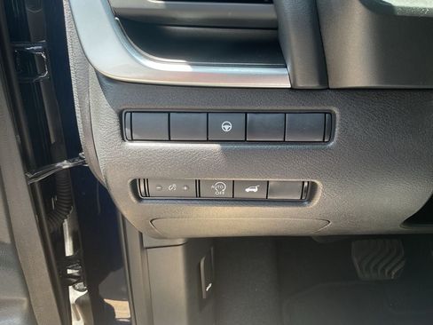 Used 2025 Nissan Rogue SV FWD image 19