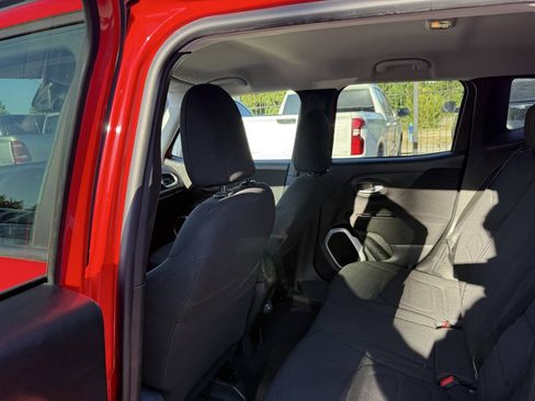 Used 2018 Jeep Renegade Latitude AWD/4WD image 12