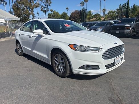 Used 2016 Ford Fusion SE w/ Equipment Group 202A FWD image 3
