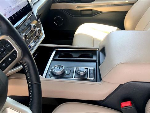 Certified 2023 Ford Expedition XLT AWD/4WD image 17