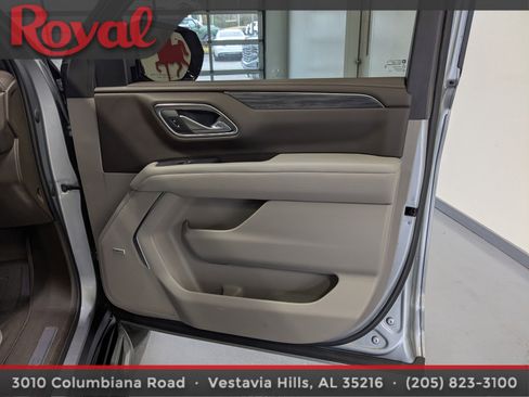 Used 2023 GMC Yukon XL SLT w/ SLT Premium Package image 7