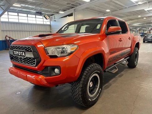 Used 2017 Toyota Tacoma TRD Sport w/ Tow Package AWD/4WD image 7