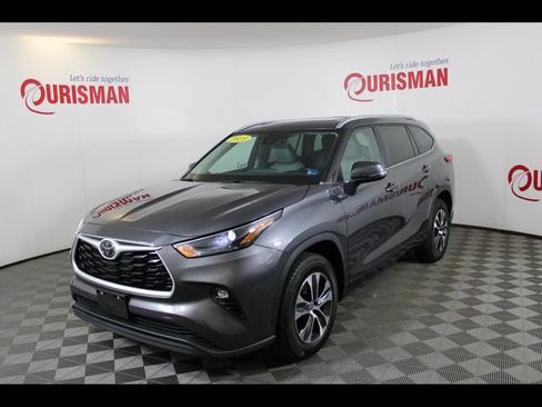 Used 2023 Toyota Highlander XLE FWD image 2