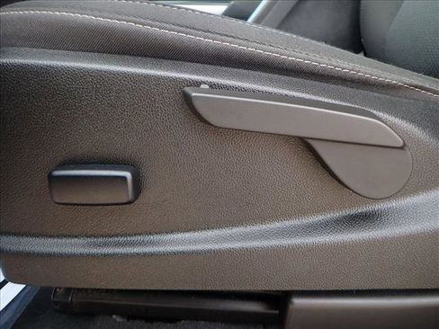 Used 2022 Chevrolet Colorado LT w/ LT Convenience Package image 11