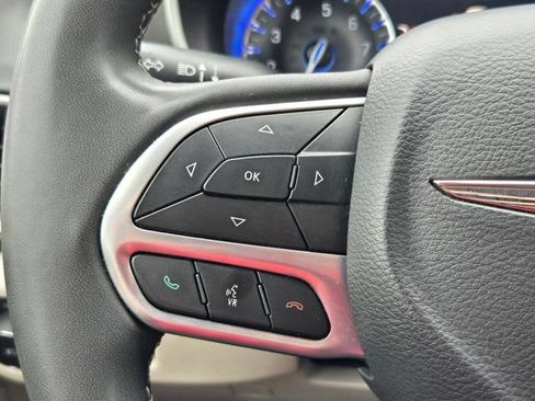 Used 2023 Chrysler Pacifica Touring-L FWD image 21