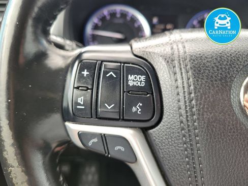 Used 2017 Toyota Highlander XLE AWD/4WD image 18