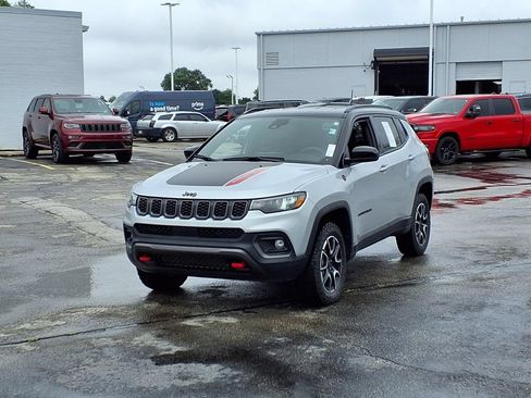 Used 2025 Jeep Compass Trailhawk AWD/4WD image 2
