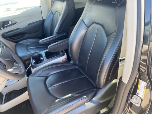 Used 2023 Chrysler Pacifica Touring-L FWD image 11