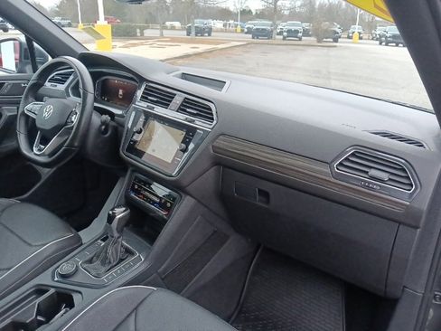 Used 2023 Volkswagen Tiguan SEL R-Line image 33