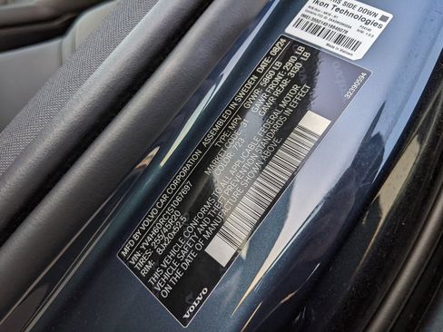 Certified 2025 Volvo XC60 T8 Plus w/ Protection Package Premier image 30