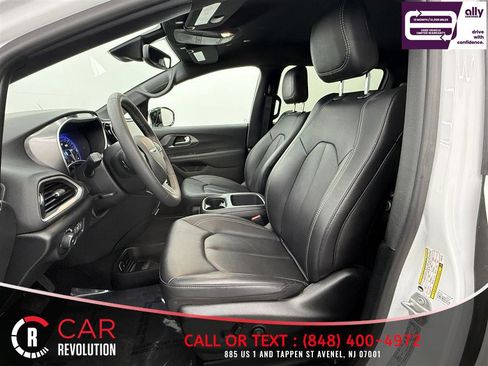 Used 2026 Chrysler Pacifica Select image 17