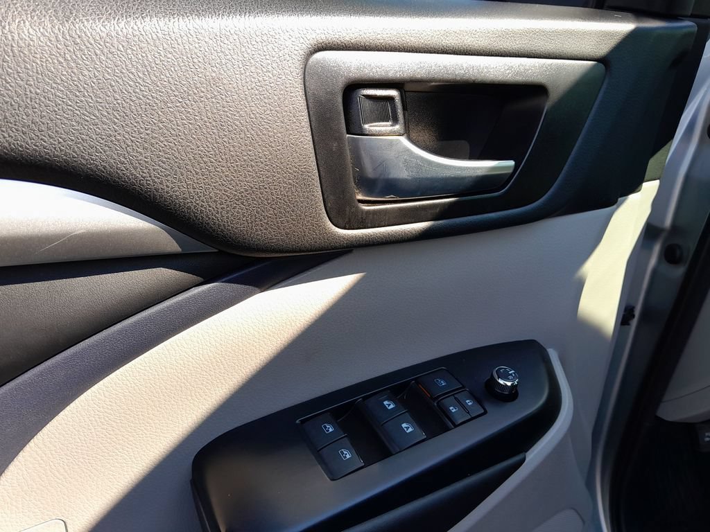 Used 2018 Toyota Highlander XLE AWD/4WD image 12