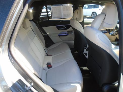 Used 2023 Mercedes-Benz GLC 300 4MATIC image 10