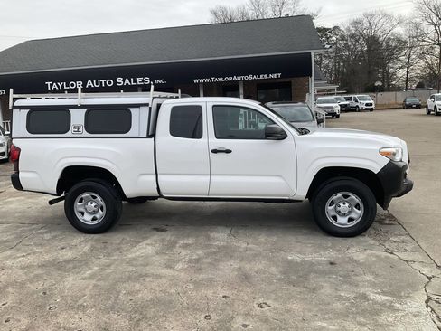 Used 2022 Toyota Tacoma SR image 2